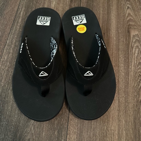 Reef flip flops. Black and White. Size 8 - Picture 2 of 6
